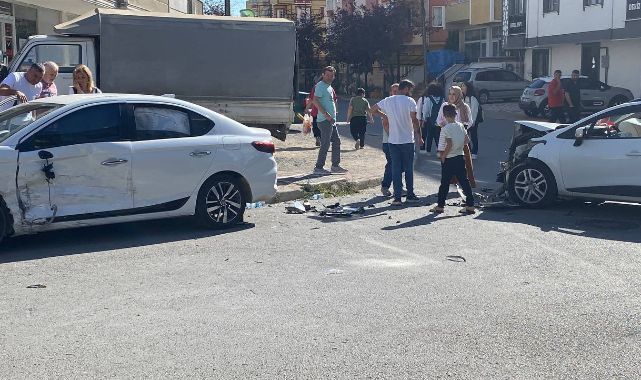 3 kişinin yaralandığı kaza anı kamerada