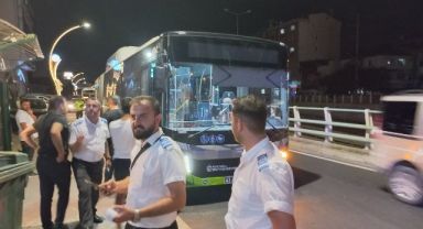 Alkollü motosiklet sürücüsü otobüsten inen yolcuya çarptı: 2 yaralı