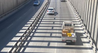 Alt geçitten geçen sürücüler, yola yansıyan ışıklardan şikayetçi