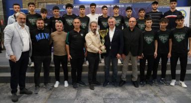 Amatör futbolda şampiyonlar kupalarına kavuştu