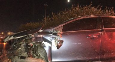 Bariyerlere çarparak takla atan otomobil 100 metre sürüklendi: 3 yaralı