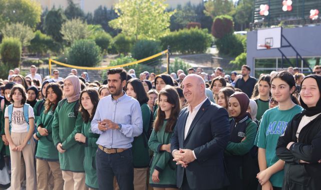 Başkan Bıyık, okulun ilk günü öğrencileri yalnız bırakmadı