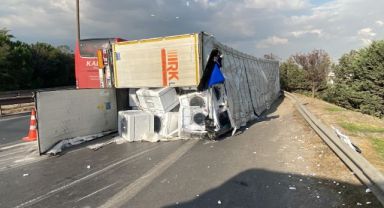 Beyaz eşya taşıyan tır devrildi, sürücü burnu bile kanamadan kurtuldu