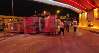 Buldozer yüklü kamyon alt geçidin tavanına çarpıp devrildi