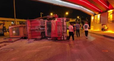 Buldozer yüklü kamyonun devrilme anı kamerada