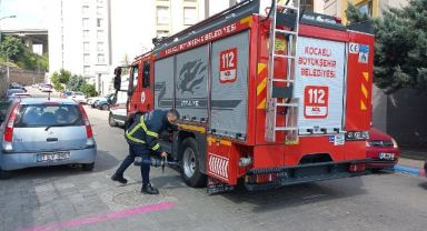 Çekyata eli sıkışan kadını itfaiye kurtardı