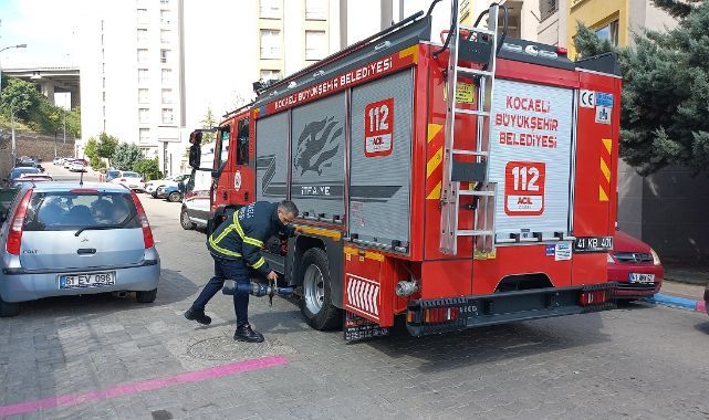 Çekyata eli sıkışan kadını itfaiye kurtardı