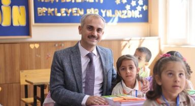 Çiftçi, miniklerin okul heyecanına ortak oldu