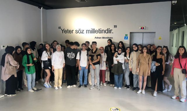 Darıcalı gençler Demokrasi Adasını gezdi