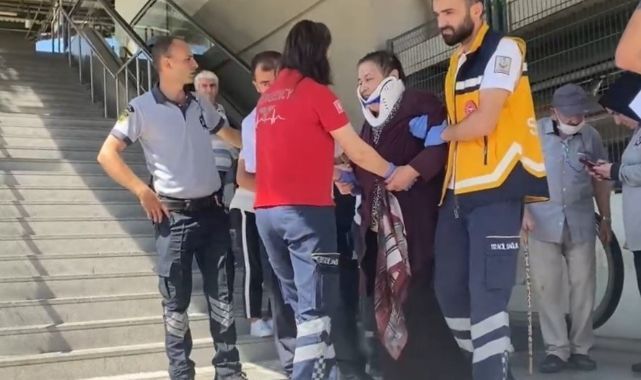 Dengesini kaybeden kadın yürüyen merdivenden düştü