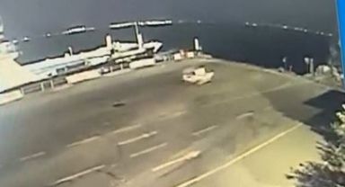 Eskihisar'da ticari araç iskeleden denize uçtu