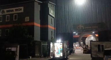 Fabrika işçisinin üzerine demir kapak düştü
