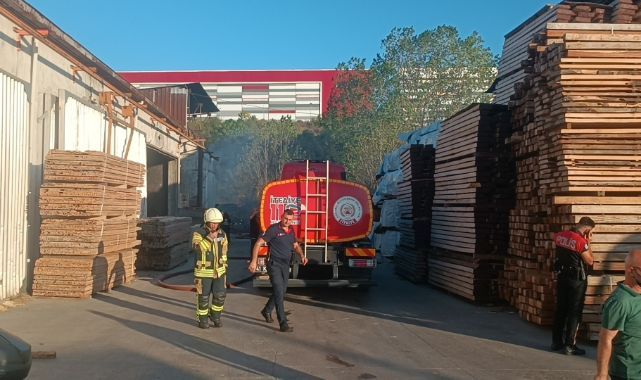 Kereste fabrikasının yanında çıkan yangın korkuttu