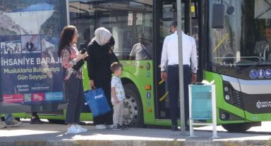 Kocaeli'de 65 yaş üstü toplu taşımayı ücretsiz kullanmaya devam ediyor