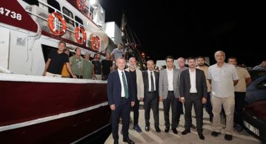 Kocaeli’de balıkçılar havai fişek eşliğinde denize açıldı