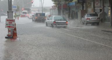 Kocaeli'de cadde ve sokaklar sular altında kaldı
