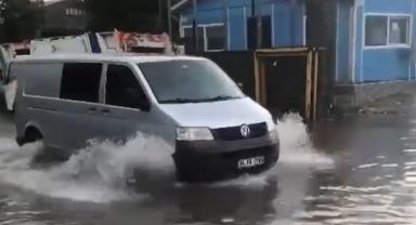 Kocaeli'de sağanak yağmur hayatı olumsuz etkiledi
