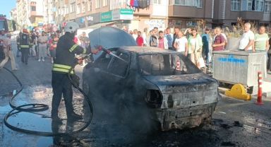 Otomobil alev topuna döndü, sürücü son anda kurtuldu