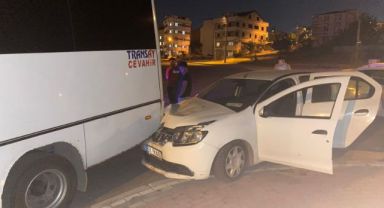 Otomobil ile servis minibüsü çarpıştı: 1 yaralı