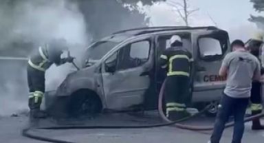 Seyir halindeki hafif ticari araç alev aldı
