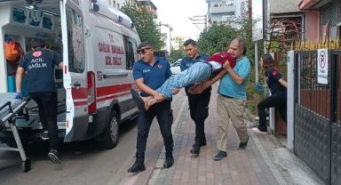 Sinir krizi geçirdi, kelepçelenerek ambulansa taşındı
