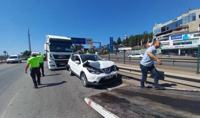 Sürücü fenalaştı, kontrolden çıkan tır otomobile ve kamyonete çarptı