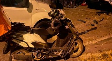 Ters yönden ilerleyen hafif ticari araç motosikletle çarpıştı: 1 yaralı