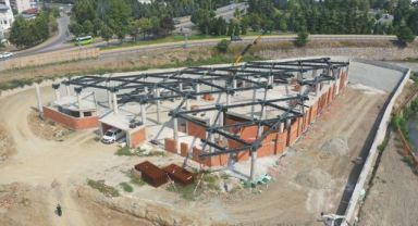 Yeni terminal binasında çatı imalatı yapılıyor