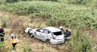 Yeşillik alana uçan otomobil defalarca takla attı