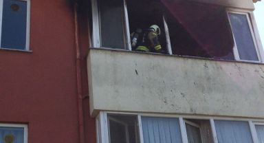 4 katlı binada yangın: Mutfak kullanılamaz hale geldi