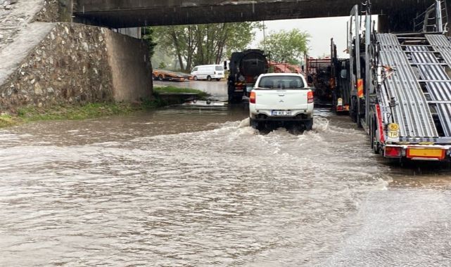 Alt geçidi su bastı, polis kontrollü geçişleri sağladı