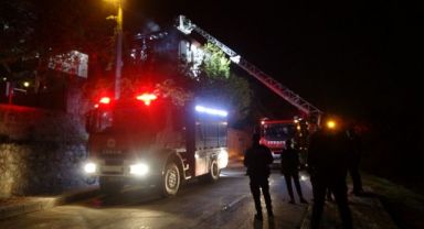 Balkonda çıkan yangın çatıya sıçradı