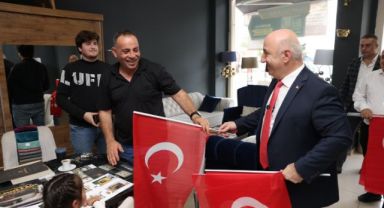 Başkan Bıyık, esnafa bayrak dağıttı