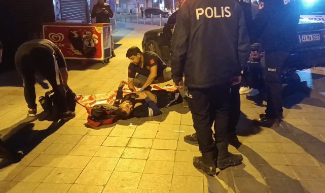 Bıçaklanan 3 kişi yaralı halde otomobile binip kaçtı