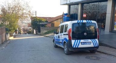 BİM'e ait transplaletin altında kalmaktan son anda kurtuldular