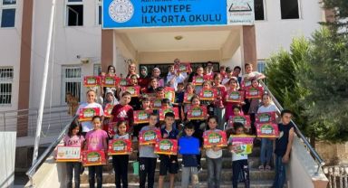 Bir tebessüm ve bir Hayat'tan Deprem bölgesine kırtasiye desteği