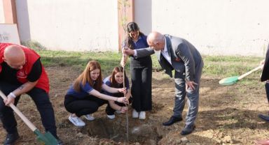 Bıyık, öğrencilerle fidan dikti