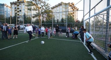 Büyükakın, Çayırova’da çocuklarla futbol oynadı