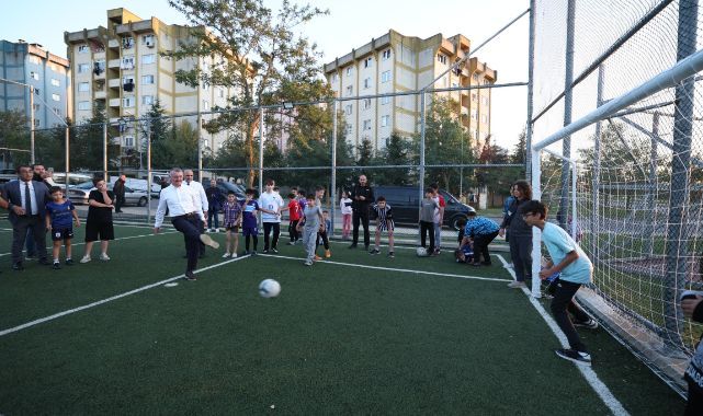 Büyükakın, Çayırova’da çocuklarla futbol oynadı