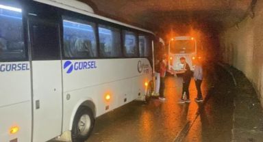 Cadde ve sokaklar sular altında kaldı, 3 araç arıza yaptı