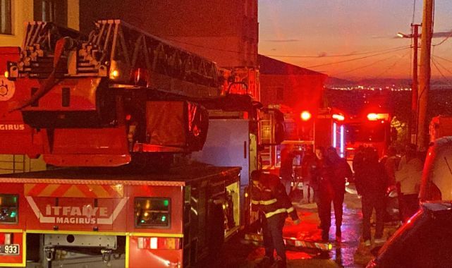 Çayırova'da çatı yangını mahalleliyi sokağa döktü