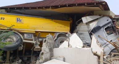 Facia teğet geçti: Hafriyat kamyonu eve daldı