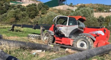 Freni boşalan iş makinası takla attı: 1 yaralı