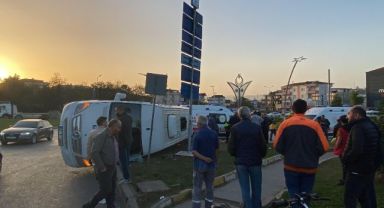Halk otobüsü ile çarpışan işçi servisi devrildi: 11 yaralı