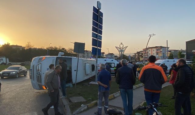 Halk otobüsü ile çarpışan işçi servisi devrildi: 11 yaralı