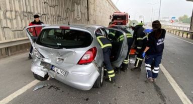 Hurdaya dönen otomobilde sıkışanların imdadına itfaiye yetişti