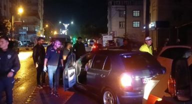 Kayan otomobil başka otomobile çarptı: 3 yaralı