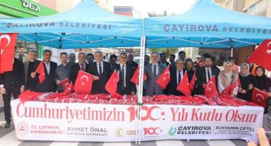 Kent protokolünden Çayırovalılara Türk Bayrağı