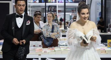 Kitap fuarında gelin ve damat süprizi