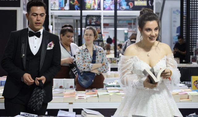 Kitap fuarında gelin ve damat süprizi